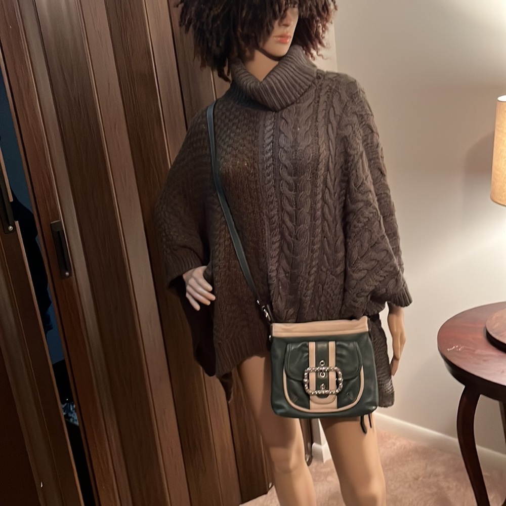 B. Makowsky Green Leather Crossbody bag in excellent condition.